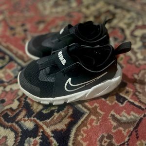 Nike flex runner 2 Toddler boys or girls sneaker size 8